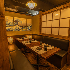 《5名~6名様用テーブル個室席》2都会の騒音を忘れられるデザイナーズルーム!大人気のお部屋となりますので、ご予約はお早めがオススメです!新橋駅近の和モダン居酒屋「よりみち」女子会・歓送迎会・接待・同窓会にご利用くださいませ