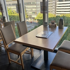 テーブル席は、温かみのある木の素材で作られ、居心地の良さを追求しています★ゆったりとした席でリラックスしながらお食事が楽しめます◎