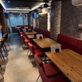 最大27名様が入ることが出来る広々とした店内です！！テーブル席やソファー席、！！様々な席を用意しています！！みんなでにぎやかに楽しむのもよし！！一人で楽しむのもよし！！仲間同士で楽しむのもよし！！いろいろな楽しみ方が出来る店内です♪是非、一度ご来店ください！！