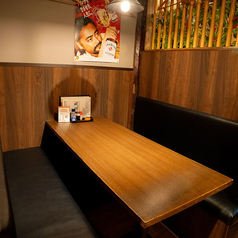 落ち着いたテーブル席で、ゆったりと食事を楽しめる快適な空間です。