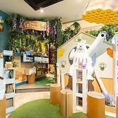 ≪くまの世界の入り口≫くまちゃんパパと大きなハチの巣が目を引くエントランス。くまの耳をつけてご入店いただきます♪