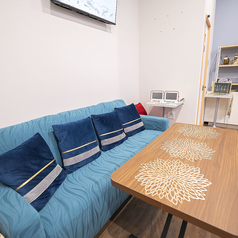 テーブル席（ソファ）は女子会にも最適です。リラックスした雰囲気の中で、楽しいひとときをお過ごしください。