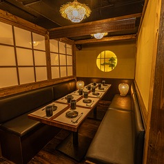 《7名～10名様用テーブル個室席》大切なお客様を迎えての接待やビジネス仲間との会食、お仕事仲間との歓送迎会や忘年会はもちろん、ご家族・親族でのお食事などにもご利用ください。ご宴会は飲み放題付が断然おトク。ゆったり大切な時間を価値あるものを♪