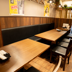 大人数宴会に最適な広々テーブル席で、ゆったりと盛り上がれる空間です。