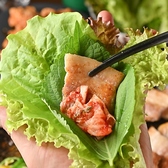 厚切りの国産豚バラ肉を香ばしく焼き、サンチュや特製味噌とともに包んで食べる本場スタイル。ジューシーで満足感たっぷりの人気メニュー！