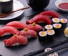本まぐろと炙り和牛のコラボ握り