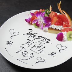 【大切な記念日に】心に残るサプライズ。特製バースデープレートでお祝いを。の写真