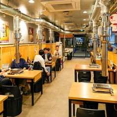 ズラリと並ぶテーブル席は会社宴会や打ち上げなど大人数OKです！全席喫煙可で幹事様も安心◎大衆酒場ならではの活気とにぎやかで楽しい雰囲気の中、皆様で焼肉やホルモンを囲んで盛り上がれます♪二次会やグループでのお食事にもぴったりなアットホームな空間です☆