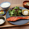 銀鮭塩焼き定食　ご飯・味噌汁・小鉢・サラダ・漬物付