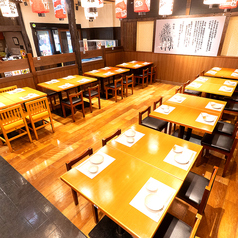 【大小さまざまなお席をご用意】店内は温かみのある明かりで雰囲気抜群♪気の合うお友達との飲み会や女子会などに是非ご利用ください。お席は人数に合わせてご用意できます。ご相談ください！新鮮な海の幸を味わいながら、ゆったりとおくつろぎください。