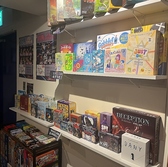店内にはボードゲームが勢揃い！　140種類くらいご用意しています！　もちろん遊び放題で別途料金はかかりません！