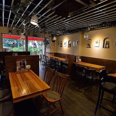 【テーブル席：4名様×4卓】居心地抜群！普段使いから特別な日まで幅広いシーンに対応。入口近くの最大8名様まで対応したテーブル席。広々としたテーブル席の内、壁側のお席は壁を背もたれにできるので、背中をゆったりと預けてリラックスしてお過ごしいただけます。異国情緒漂う空間で、会話やお食事をお楽しみください。