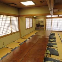 お座敷は完全個室。お部屋をつなげることで、最大35名様までご利用頂けます。接待やご家族でのお食事はもちろん、忘新年会や歓送迎会、法事のお集まりなどに。