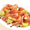 料理メニュー写真 スペイン産生ハムと季節のフルーツ