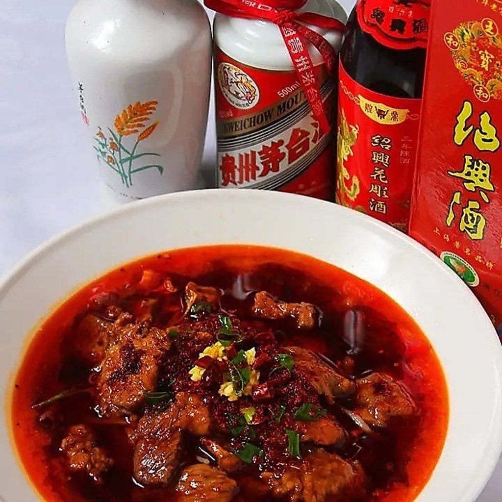 紹興酒をはじめ、本格四川の味を引き立てる銘酒の数々。