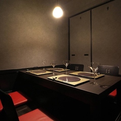 2～4名様で利用できる完全個室の掘りごたつ席では、落ち着いた中でゆったりと過ごせます。一部は結合も可能なので、最大10名様での集まりにも対応しています。宴会や家族での食事、親しい仲間との会合にもぴったりで、周囲を気にせずお過ごしいただけるプライベート感が魅力。心地よい静けさの中で、おくつろぎください。