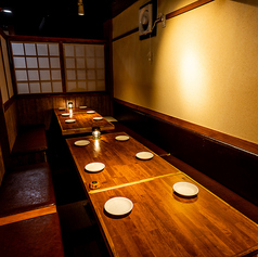 【少人数～大人数個室有】各種ご宴会・店舗まるごと貸し切りは～100名様まで可能！フロアも全体見渡せるので使いやすいレイアウトとなっております！モニタも完備しているのでPCやスマホ接続も可能です！