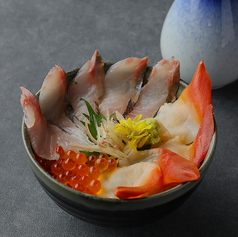 貝と鮮魚の貝鮮丼(おでんの貝出汁つき)