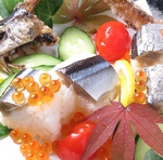 期間限定！旬の秋刀魚と瀬戸内産レモン、贅沢ないくらの「秋刀魚と瀬戸内レモン寿司」をお通しで提供