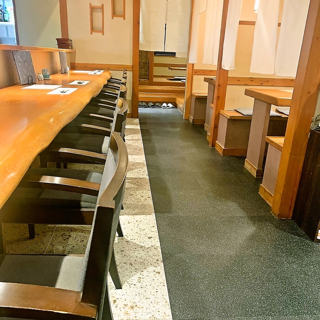 お一人様やカップルにオススメのカウンター席は目の前で準備した料理をその場ですぐに味わえる特等席