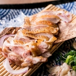 肉質の良い徳島の地鶏『阿波尾鶏』を使用したもも肉藁炙り焼き