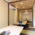 【2F 個室掘りごたつ席】13名様～21名様までの個室テーブル席をご用意しております。こちらの席では、大人数の各種宴会にぴったりのお席になっております♪