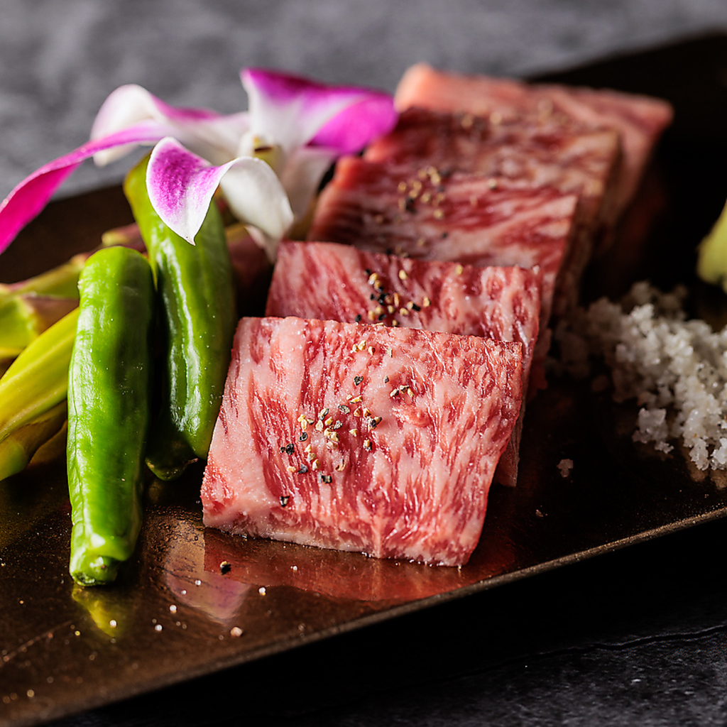 海鮮だけでなく、肉メニューもあります。「石焼き和牛サーロイン」は、濃厚な脂の甘みと旨味が凝縮◎