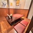 知る人ぞ知る松山の渋い老舗おでん屋「こすもす」が奇跡の復活。年季の入った佇まいで味わうおでんと、名物「するめ天」や「土手焼き」はまさに格別の風情。歴史と大将・女将の息吹を感じる、大人の隠れ家です