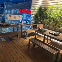 10名様用のテラス。上野の夜景を一望でき、BBQを楽しめます。天気のよい日は開放感も格別。仲間との飲み会やお祝いにもおすすめです。別フロアには20名様用のテラスもございます。テラスは紙・電子たばこ可。