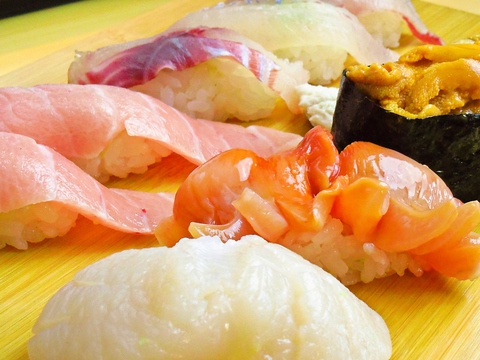その日獲れた新鮮な地魚をつかったお寿司が食べられる。口コミで人気の店。