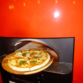 店内の窯で焼き上げるピザは絶品です。