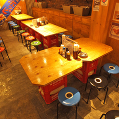 ビール箱とベニヤ板で造られたテーブルが昭和の雰囲気を演出。