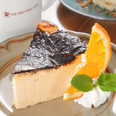 お昼のカフェタイムから夜のバータイムまで、通しで営業しているのが当店の魅力。昼は本格コーヒーでほっと一息、夜はゆっくりとお酒を楽しむなど、時間帯を問わず自由にご利用いただけます。ライフスタイルに合わせて気軽に立ち寄れる空間で、あなただけのお気に入りの過ごし方を見つけてください。