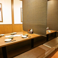 少人数のちょい飲みをはじめ、会社宴会、友人との飲み会、女子会、同窓会、などにも使いやすいお席となっております。人数によってお席のレイアウトを変更できます。