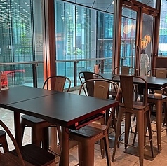 お店の雰囲気を感じながら、お食事をお楽しみいただけるハイテーブル席です。気軽なランチや、カジュアルなディナーにご利用ください。