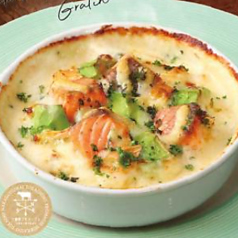 サーモンとアボカドのグラタン