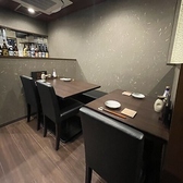 大森駅から徒歩5分に佇む、大人の隠れ家居酒屋です。朝挽きの新鮮な信玄鶏を使った本格焼き鳥と季節の地酒をご堪能ください。お一人様向けのカウンター席から、最大6名様のテーブル席を完備。16名様までの貸切にも対応可能ですので、仕事仲間や友人との宴会にぜひご利用を。美味しいお酒と鶏に酔いしれてください。