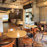 木の温もりが感じられるウッディ調の内装