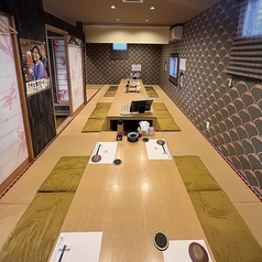 和の落ち着いた雰囲気の中で、肩の力を抜いて料理を楽しめる居心地の良さが魅力。小さなお子様連れの方にも安心してご利用いただけます。カジュアルなお食事からお祝いの席まで、幅広いシーンに対応いたします。