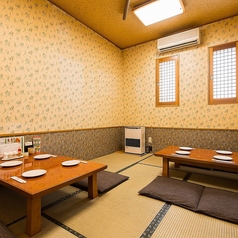 【2F座敷席(5~50名様)】足元を気にせずリラックスできるお座敷です。お仕事仲間との飲み会や、親しい方との集まりにご利用ください。美味しい料理とお酒で、会話も弾みます◎