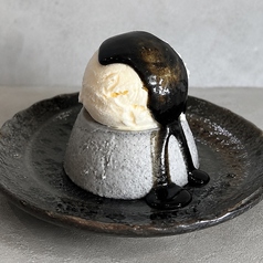 自家製黒胡麻プリンアイスのせ