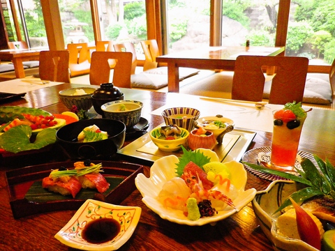 風格漂う日本家屋で味わう会席料理。景色と料理から季節感をじっくり味わえる店。