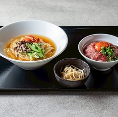 人気爆発中！冷麺&ローストビーフ丼/1,690円（税込）