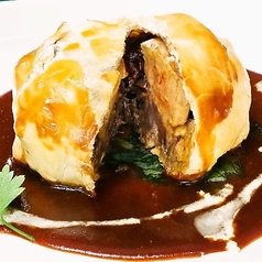 アンジュール自慢の料理『ビーフシチューとフォアグラのパイ包み』の写真