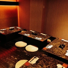 靴を脱いでゆったりとお過ごしいただける小上がりの座敷席をご用意しております！大人数で一体感のある空間なので、会社の歓送迎会や部署の飲み会などに大変人気のお席です。宮城の地酒やこだわりの海鮮料理を囲み、皆様で和気あいあいと盛り上がりましょう！