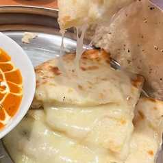 焼きたてナンを各種ご用意してます。
