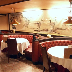 ゆったりとした半円形ソファでくつろげる、5名様専用席を4卓ご用意。落ち着いたクラシカルな空間で、本格中華を囲みながら、会話も弾む贅沢なひとときをお過ごしください。接待や記念日、少人数の会食に最適です。