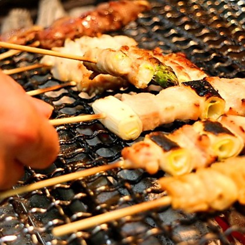 上質な焼き鳥を堪能できる、炭火焼や炭で焼く。備長焼きの香りが食欲をそそる、自慢の一品。