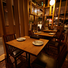 カジュアルで落ち着いた雰囲気のテーブル席