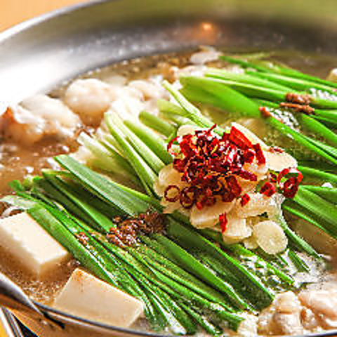 【品川駅近九州料理】国産もつ鍋や鉄板焼餃子が自慢。歓送迎会向け宴会個室72名様 OK
